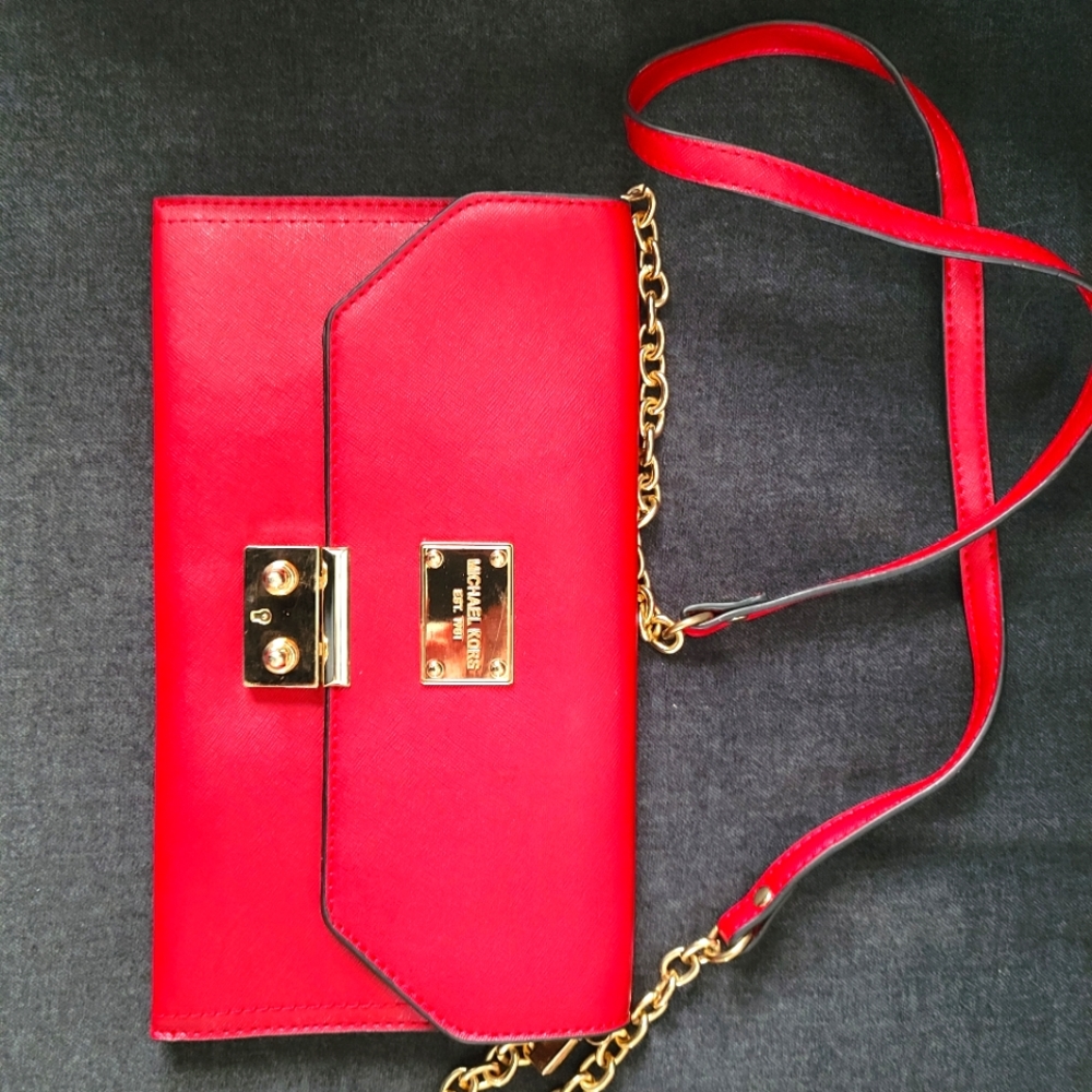 Red clutch